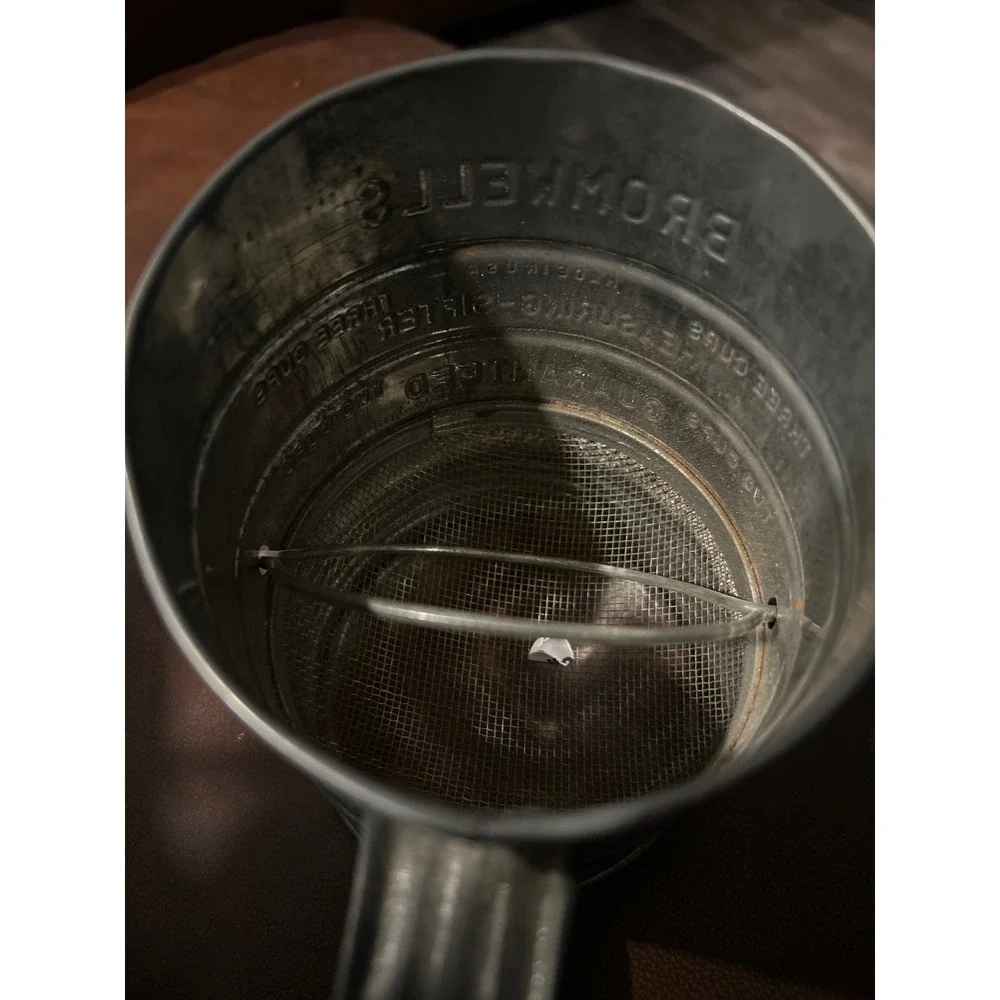 Vintage Bromwell's Measuring Flour Sifter Red Wood Knob 3 Cup Tin Hand Crank USA